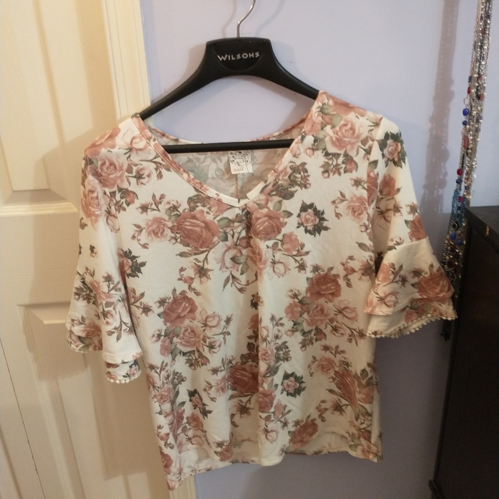 Naif Floral Blouse with Trimmed and Ruffled Sleeve